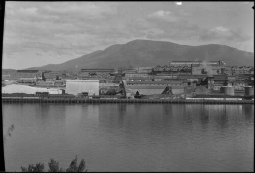 [Pasminco zinc smelter, Hobart, Tasmania] [picture] / [Frank Hurley]