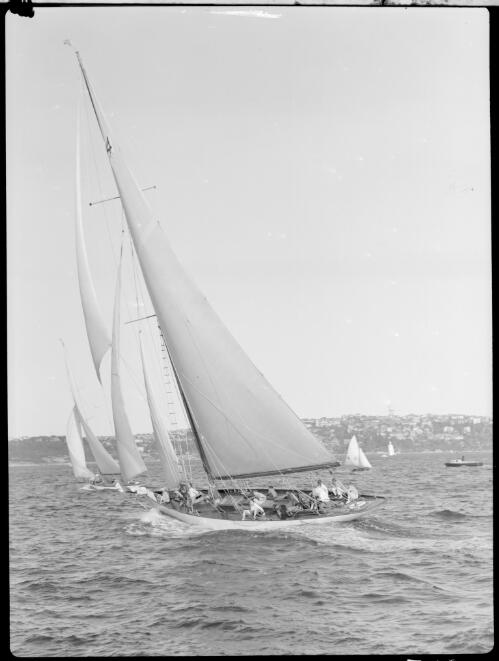 [Twelve unidentified crew members sailing their yacht] [picture] / [Frank Hurley]