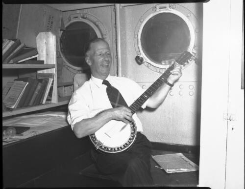[Dr Leonard Hussey playing a banjo] [picture] / [Frank Hurley]