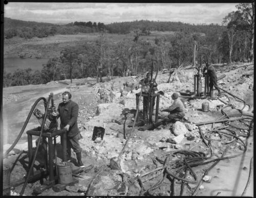 [Unidentified men drilling in the mountains, 1] [picture] / [Frank Hurley]