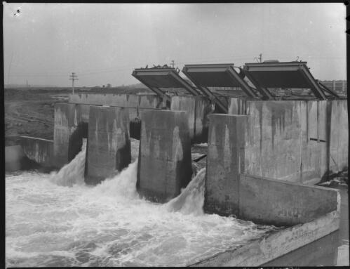 [Unidentified flood gates] [picture] / [Frank Hurley]