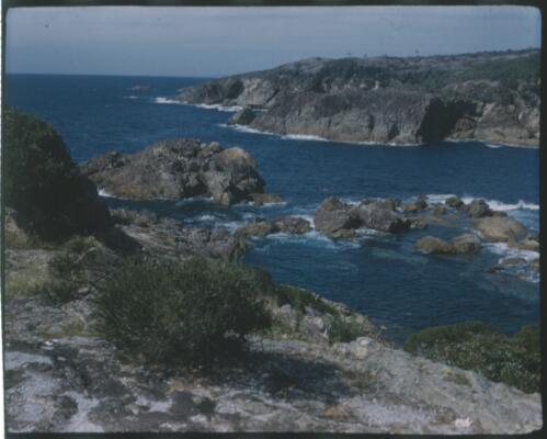 [Coastal scene with rocks and ocean seen from cliff top, 1] [transparency] / [Frank Hurley]