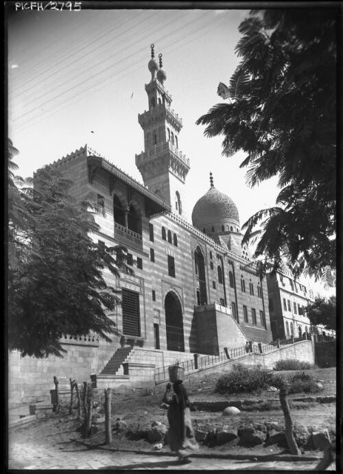 Near Midan Salah ed din [picture] : [Cairo, Egypt, World War II] / [Frank Hurley]