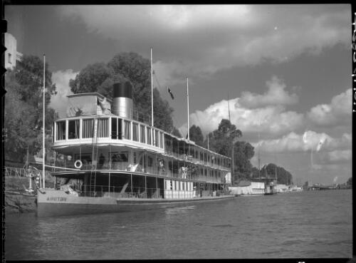 Nile Boat [steam boat Victoria] [picture] : [Cairo, Egypt, World War II] / [Frank Hurley]