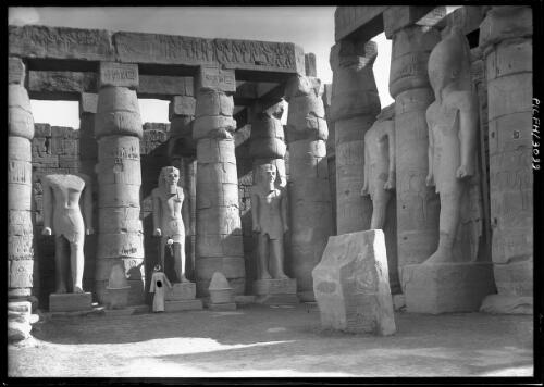 [In the Court of Rameses II Temple of Luxor] [picture] : [Egypt, World War II] / [Frank Hurley]