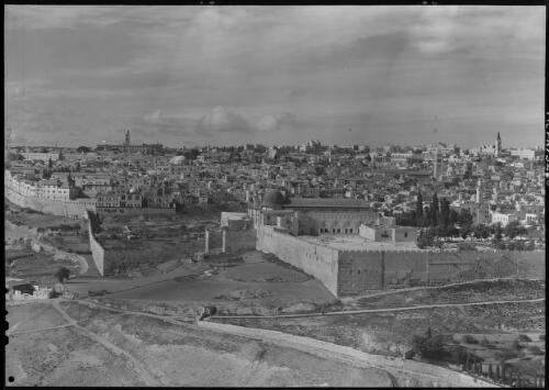 [Panorama of Jerusalem that includes the Kedron or Jehoshaphat valley and the Mount of Olives] [picture] / [Frank Hurley]