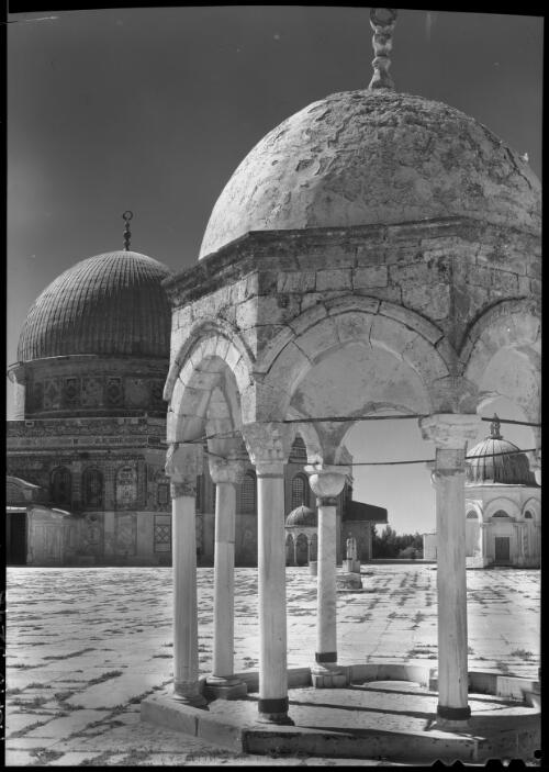 Small chapel on Dome of Rock area [Mount Moriah, Jerusalem, ca. 1942] [picture] / [Frank Hurley]