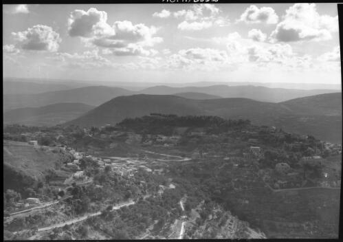 [Panorama of a distant village from a high vantage point, 1] [picture] / [Frank Hurley]