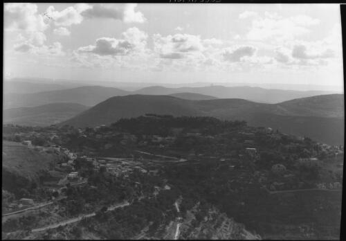 [Panorama of a distant village from a high vantage point, 2] [picture] / [Frank Hurley]