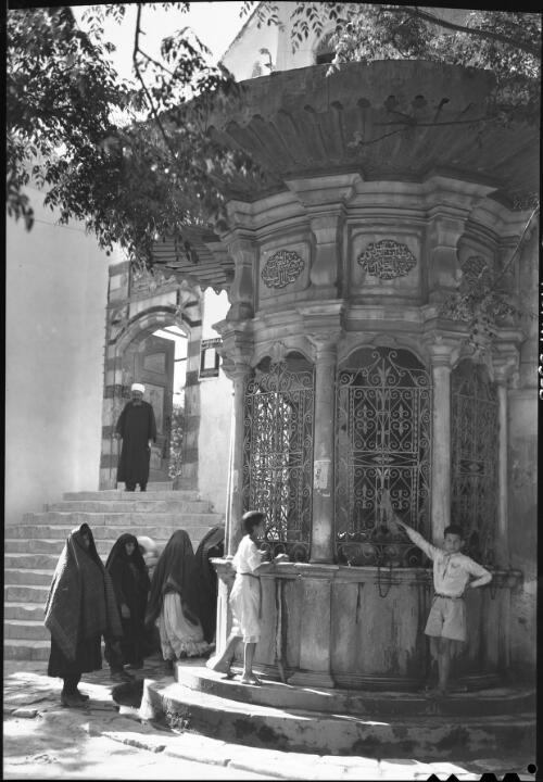 Fountain Acra N. Palestine [Jezzar Mosque, Acre] [picture] / [Frank Hurley]