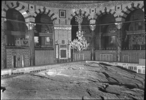 Interior of the mosque (Kubbet es Sakra) or Dome of the Rock [picture] / [Frank Hurley]