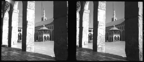 Damascus-in the Omayyid Mosque, Damas [picture] : [Syria, World War II] / [Frank Hurley]