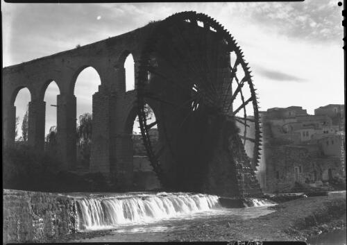 Hama [view of waterwheel, aqueduct and weir] [picture] : [Syria, World War II] / [Frank Hurley]