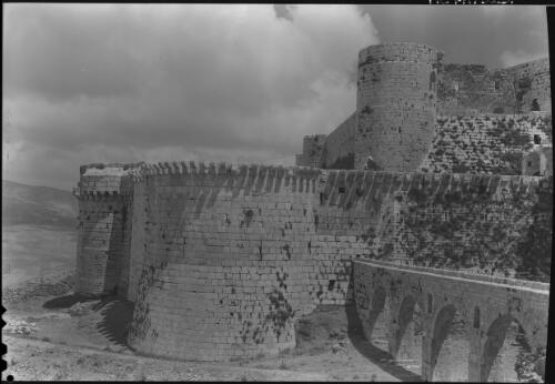 [Close up view of part of the Crac des Chevaliers, a Crusader castle] [picture] : [World War II] / [Frank Hurley]