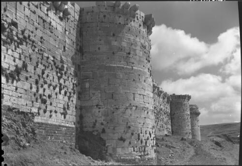 [An exterior wall of the Crac des Chevaliers, World War II] [picture] / [Frank Hurley]