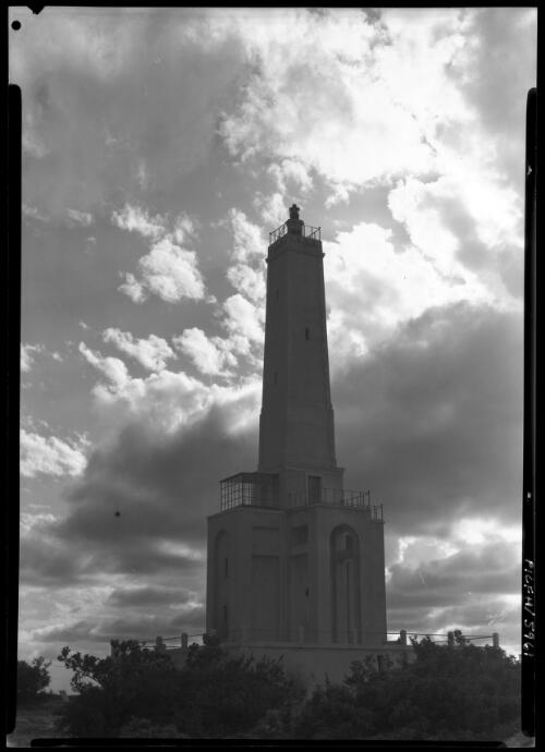 Italian monument to those who fell in the conquest of Libia in the war against the Senussi at Barce, Libia [ca. 1940-1946] [picture] : [Barqah, Libya] / [Frank Hurley]