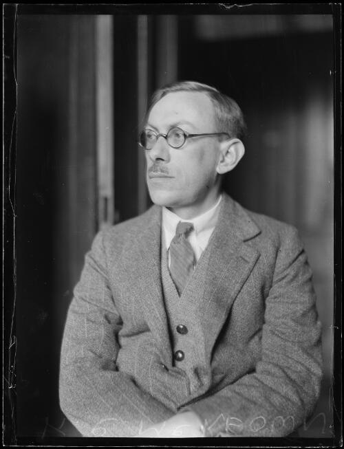 Mr K.C. McKeown at the Australian Museum, New South Wales, 3 August 1933 [picture]