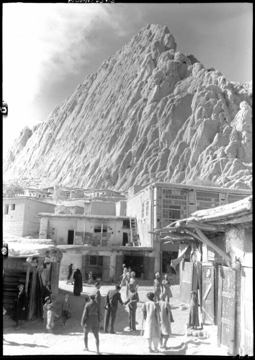 The village of Karind with Allied officers in the foreground, Iran, ca. 1943 [picture] / [Frank Hurley]