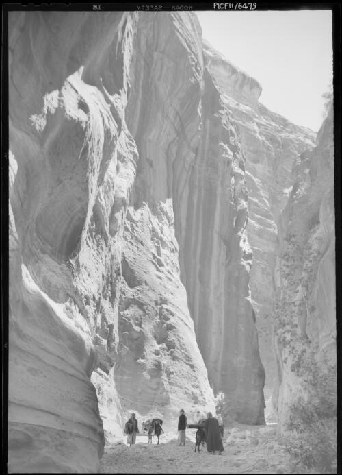 [En route to Petra valley through the Siq] [picture] : [Petra Valley, Jordan] / [Frank Hurley]