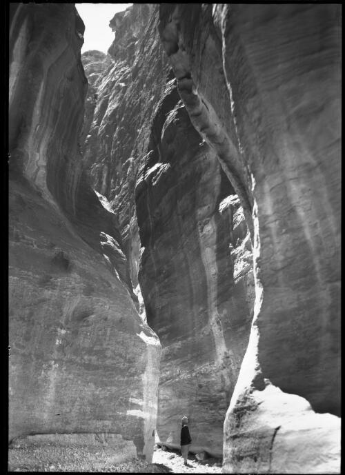 The Siq [1] [picture] : [Petra Valley, Jordan] / [Frank Hurley]