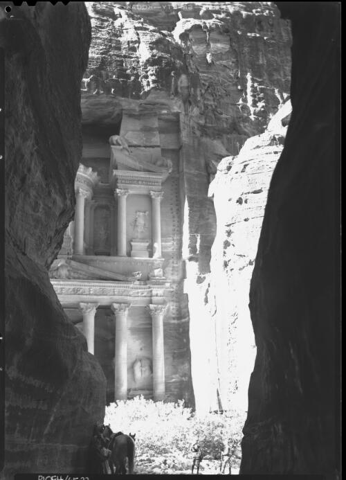 El Khazna Petra [as glimpsed from the Siq] [picture] : [Petra Valley, Jordan] / [Frank Hurley]