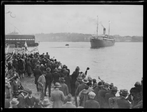 Crowd gathered on a wharf watching the departure of the ship Ventura, New South Wales, ca. 1920s [picture]