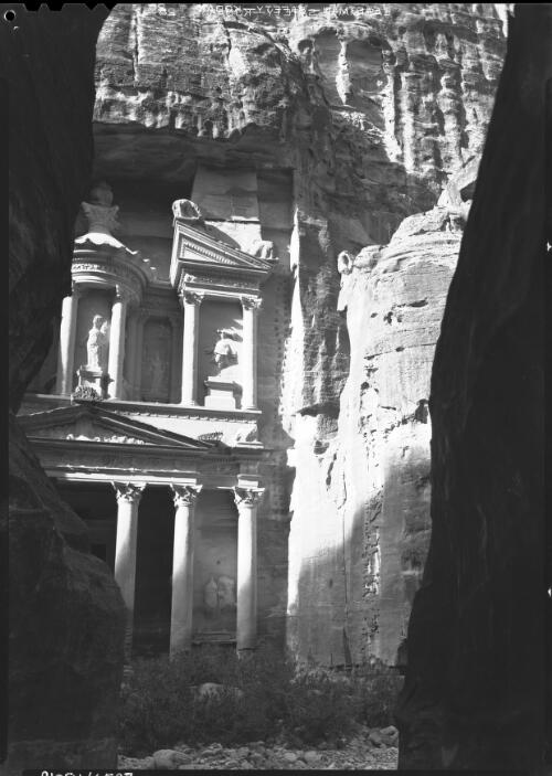 El Khazna Petra [The Treasury as seen from the Siq] [picture] : [Petra Valley, Jordan] / [Frank Hurley]