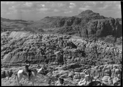 [Towards Petra valley, 1] [picture] : [Petra Valley, Jordan] / [Frank Hurley]