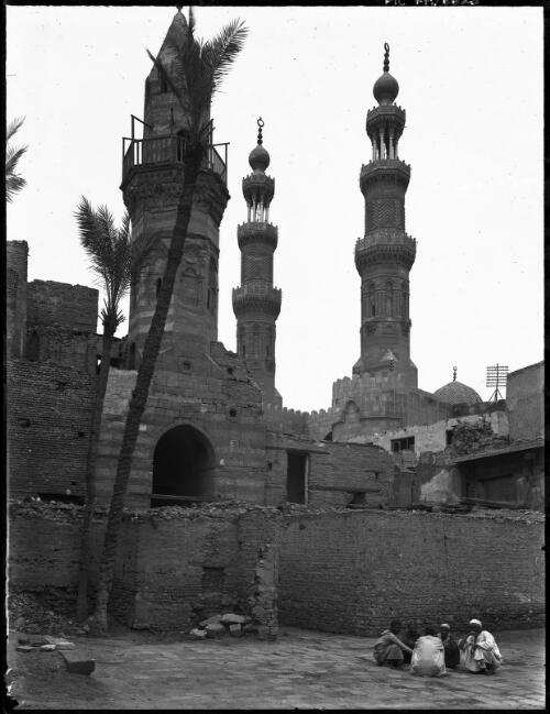 [The mosque of Sultan El Muayyad, Cairo, Egypt] [picture] / [Frank Hurley]