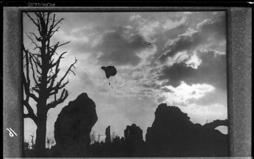 [Observation balloon above Ypres, World War I] [picture] / [Frank Hurley]