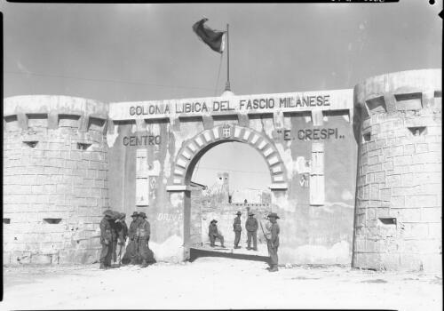 [Australian troops gathered at entrance to Colonia Libica del Fascio Milanese Centro, E Crespi] [picture] / [Frank Hurley]