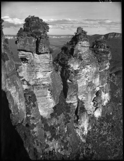 Three Sisters, close up vertical [picture] : [Blue Mountains, New South Wales] / [Frank Hurley]