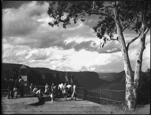 Three Sisters open view from Echo Pt [Point] [picture] : [Blue Mountains, New South Wales] / [Frank Hurley]