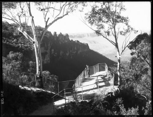 Vaniman's Lookout (without mists) Katoomba [picture] : [Blue Mountains, New South Wales] / [Frank Hurley]