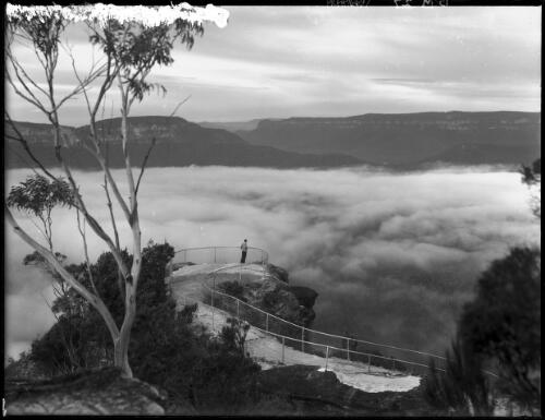 Sublime Pt Leura with mists filling valley [picture] : [Blue Mountains, New South Wales] / [Frank Hurley]