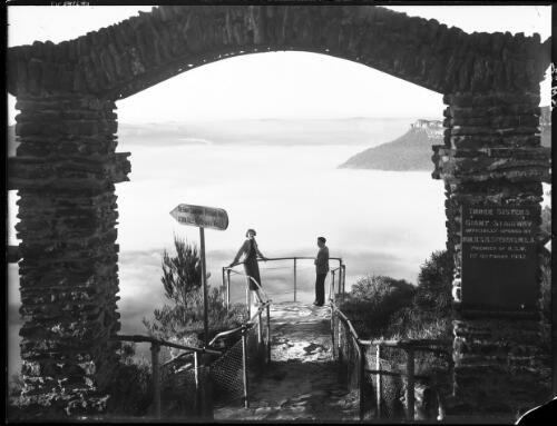 Entrance to Giant Stairway Katoomba, with mists [picture] : [Blue Mountains, New South Wales] / [Frank Hurley]