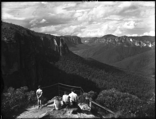The valley of the Grose Blackheath [from Govett's Leap] [picture] : [Blue Mountains, New South Wales] / [Frank Hurley]