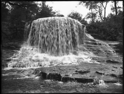 Weeping Rock Wentworth [picture] : [Blue Mountains, New South Wales] / [Frank Hurley]