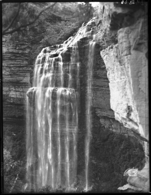 Bridal Veil Falls Wentworth [2] [picture] : [Blue Mountains, New South Wales] / [Frank Hurley]