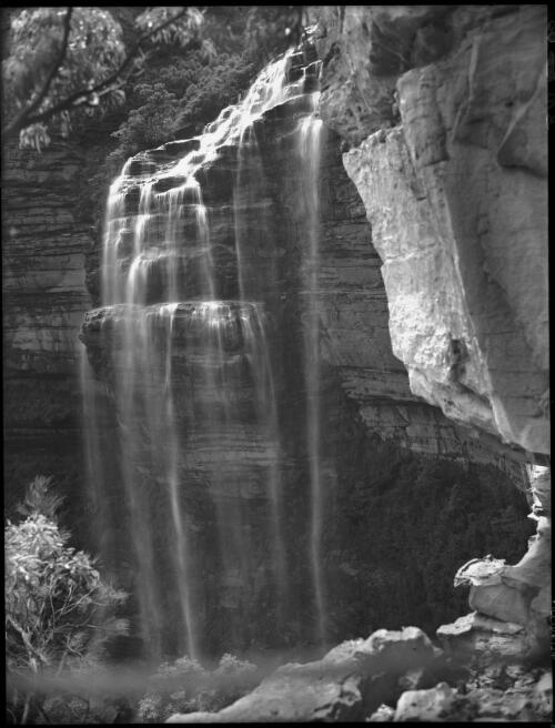 Bridal Veil Falls Wentworth [1] [picture] : [Blue Mountains, New South Wales] / [Frank Hurley]