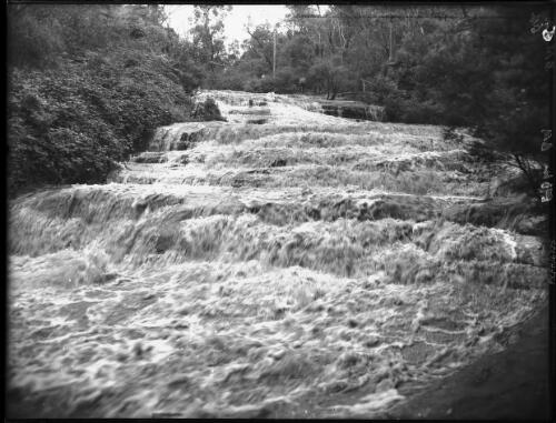 Leura Cascades in flood [horizontal] [picture] : [Blue Mountains, New South Wales] / [Frank Hurley]