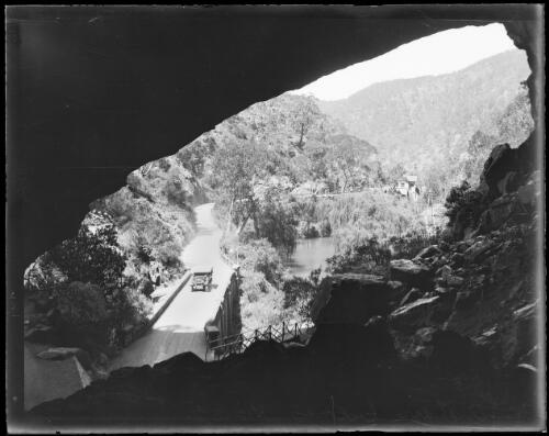 Car driving along the road leading into the Jenolan Caves, New South Wales, 1 December 1933 [picture]