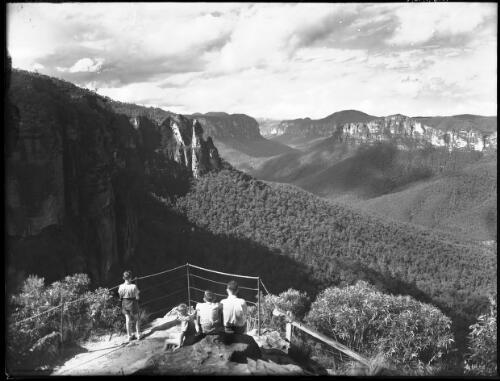 Valley of Grose from Govett's Leap [including lookout with four figures] [picture] : [Blue Mountains, New South Wales] / [Frank Hurley]
