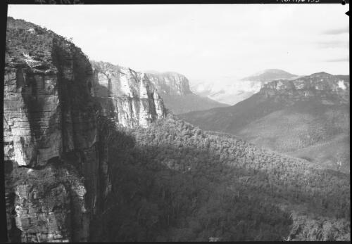 Valley of Grose from Govett's Leap [4] [picture] : [Blue Mountains, New South Wales] / [Frank Hurley]