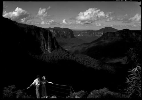 Valley of Grose from Govett's Leap [5, with man and woman at lookout] [picture] : [Blue Mountains, New South Wales] / [Frank Hurley]