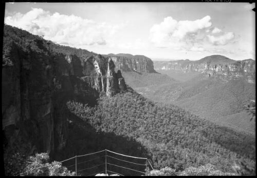 Valley of Grose from Govett's Leap [6, showing lookout railings] [picture] : [Blue Mountains, New South Wales] / [Frank Hurley]
