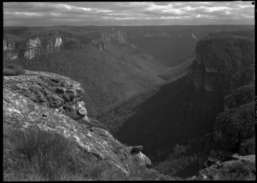 Valley of the Upper Grose from Mount King George, Blue Mountains, New South Wales, 1 [picture] / Frank Hurley