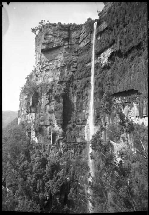 Govetts Leap Falls [vertical] [picture] : [Blue Mountains, New South Wales] / [Frank Hurley]