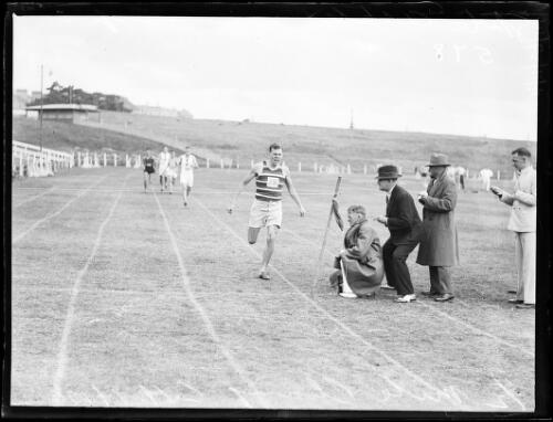 Athlete E.M. Hall competing in the half mile run at the New South Wales State Championship, New South Wales, ca. 1928 [picture]