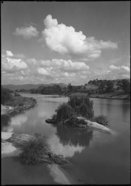 The Hawkesbury River at Richmond, Blue Mountains, New South Wales, 1 [picture] / Frank Hurley